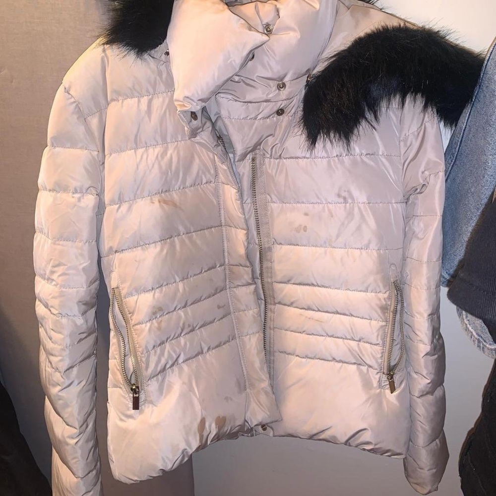 MANGO puffer jacket with 2 side pockets and a removable hood.